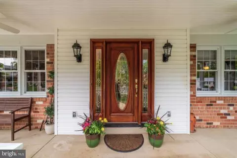 Exterior - 8905 Side Saddle Rd, Springfield, VA 22152 photo 14 of 22