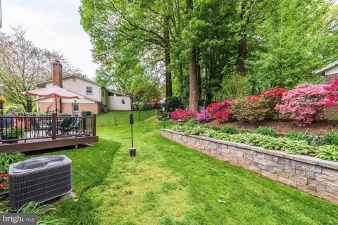 Exterior - 8905 Side Saddle Rd, Springfield, VA 22152 photo 10 of 22