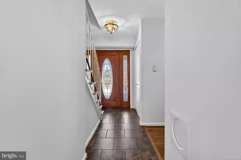 Entry Way - 8905 Side Saddle Rd, Springfield, VA 22152 photo 3 of 12