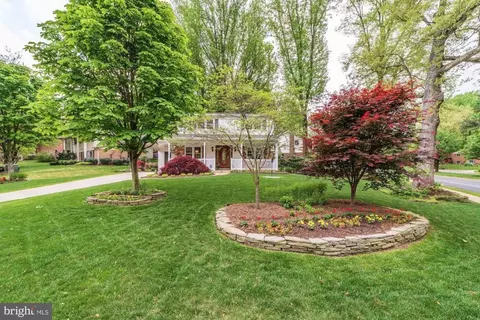Exterior - 8905 Side Saddle Rd, Springfield, VA 22152 photo 21 of 22
