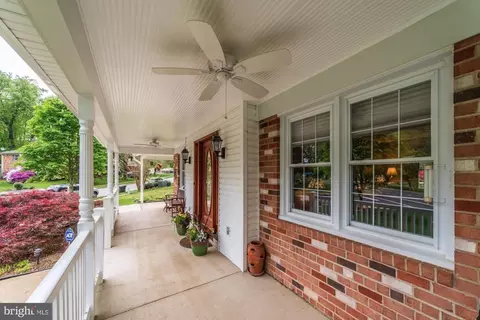 Exterior - 8905 Side Saddle Rd, Springfield, VA 22152 photo 16 of 22