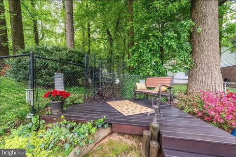 Exterior - 8905 Side Saddle Rd, Springfield, VA 22152 photo 13 of 22