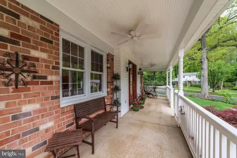 Exterior - 8905 Side Saddle Rd, Springfield, VA 22152 photo 15 of 22