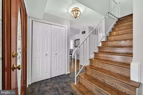 Entry Way - 8905 Side Saddle Rd, Springfield, VA 22152 photo 2 of 12