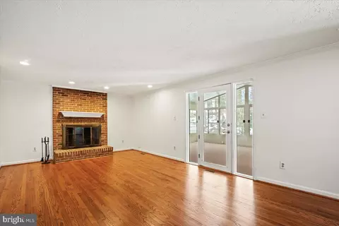 Living - 5711 Heming Ave, Springfield, VA 22151 photo 6 of 7