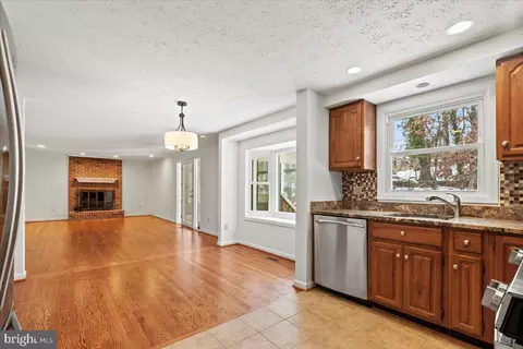 Living - 5711 Heming Ave, Springfield, VA 22151 photo 3 of 7