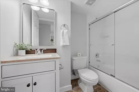 Bath - 1234 Tottenham Ct, Reston, VA 20194 photo 5 of 5