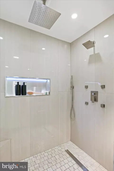 Bath - 11603 Virgate Ln, Reston, VA 20191 photo 6 of 13