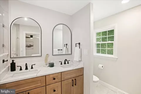 Bath - 11603 Virgate Ln, Reston, VA 20191 photo 8 of 13