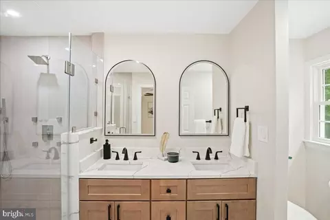 Bath - 11603 Virgate Ln, Reston, VA 20191 photo 4 of 13