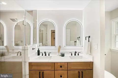 Bath - 11603 Virgate Ln, Reston, VA 20191 photo 2 of 13