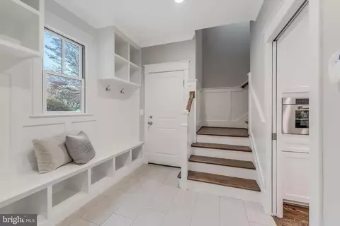 Entry Way - 6805 Lumsden St, Mclean, VA 22101 photo 11 of 30