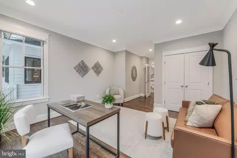 Entry Way - 6805 Lumsden St, Mclean, VA 22101 photo 9 of 30