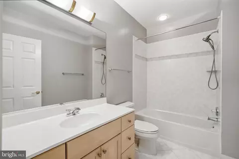 Bath - 904 Mackall Ave, Mclean, VA 22101 photo 7 of 8