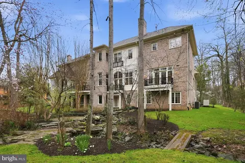 Exterior - 904 Mackall Ave, Mclean, VA 22101 photo 5 of 10