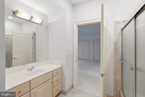 Bath - 904 Mackall Ave, Mclean, VA 22101 photo 6 of 8