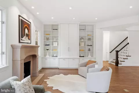 Living - 904 Mackall Ave, Mclean, VA 22101 photo 3 of 3