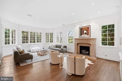 Living - 904 Mackall Ave, Mclean, VA 22101 photo 2 of 3