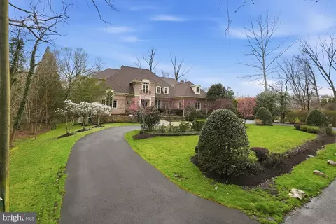 Exterior - 904 Mackall Ave, Mclean, VA 22101 photo 2 of 10