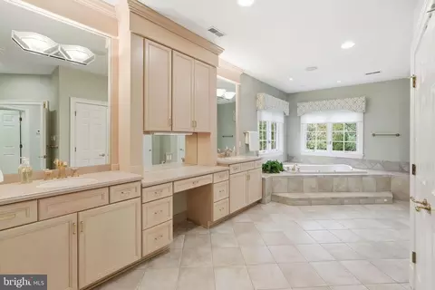 Bath - 904 Mackall Ave, Mclean, VA 22101 photo 4 of 8