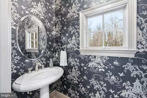 Bath - 904 Mackall Ave, Mclean, VA 22101 photo 2 of 8