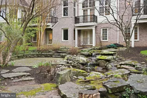 Exterior - 904 Mackall Ave, Mclean, VA 22101 photo 7 of 10