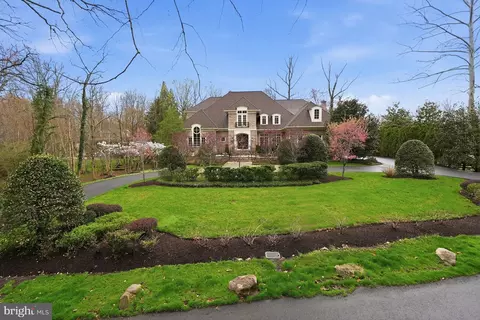 Exterior - 904 Mackall Ave, Mclean, VA 22101 photo 3 of 10