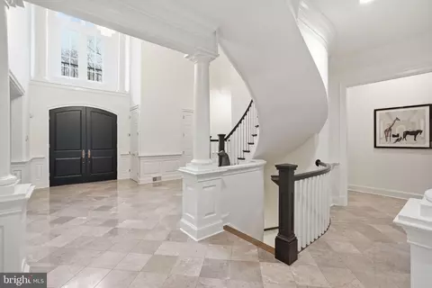 Entry Way - 904 Mackall Ave, Mclean, VA 22101 photo 4 of 6