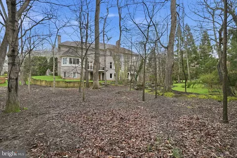 Exterior - 904 Mackall Ave, Mclean, VA 22101 photo 9 of 10