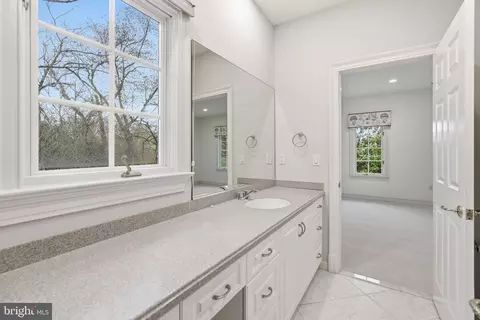 Bath - 904 Mackall Ave, Mclean, VA 22101 photo 5 of 8