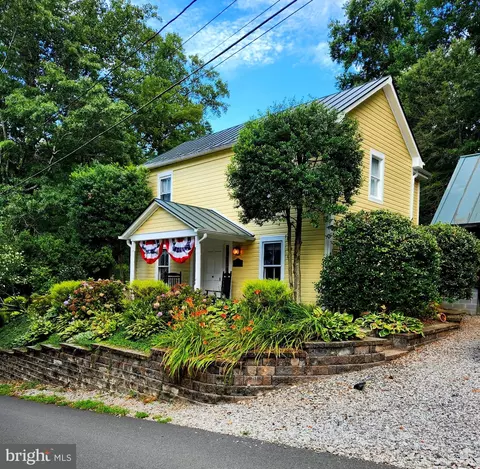 12717 Chestnut St, Clifton, VA 20124