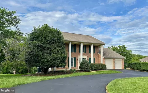 9844 Faust Dr, Vienna, VA 22182