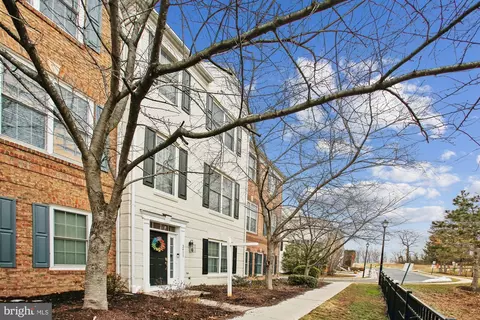 2411 Huntington Park Dr, Alexandria, VA 22303