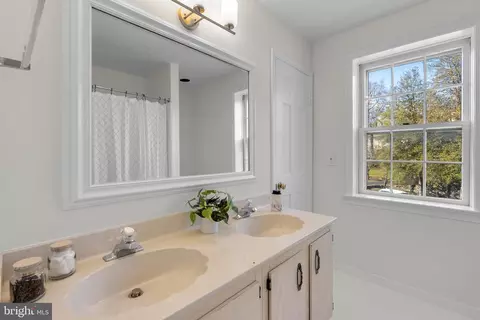 Bath - 1317 Merrie Ridge Rd, Mclean, VA 22101 photo 5 of 6
