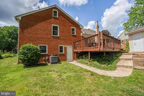 Exterior - 7039 Calamo St, Springfield, VA 22150 photo 7 of 20
