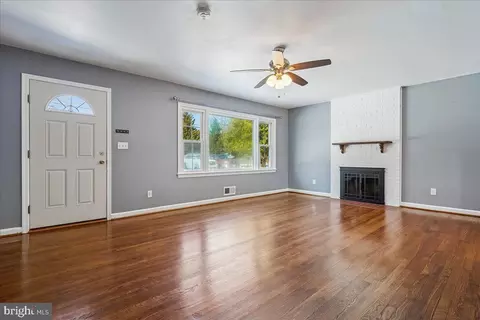 Living - 7039 Calamo St, Springfield, VA 22150 photo 2 of 8