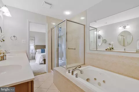 Bath - 2005 Wethersfield Ct, Reston, VA 20191 photo 3 of 4