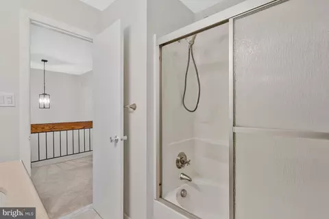 Bath - 2005 Wethersfield Ct, Reston, VA 20191 photo 4 of 4