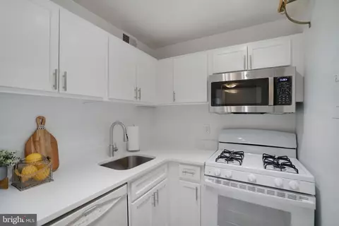 3100 S Manchester St #909, Falls Church, VA 22044