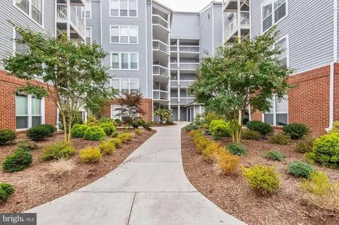3179 Summit Square Dr #2-B6, Oakton, VA 22124