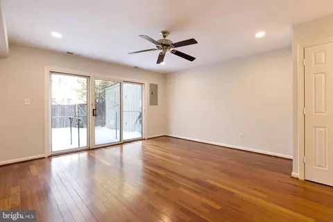 Living - 8218 Carrleigh Pkwy #10, Springfield, VA 22152 photo 2 of 4