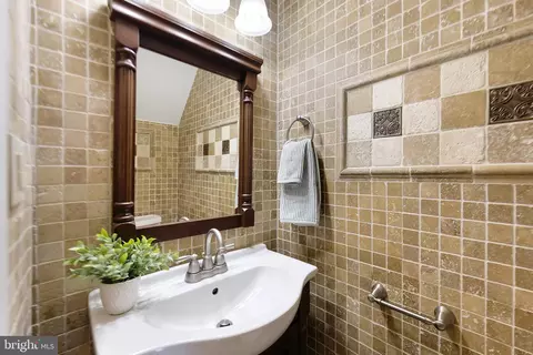 Bath - 8218 Carrleigh Pkwy #10, Springfield, VA 22152 photo 1 of 2