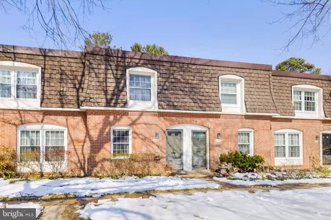 Exterior - 8218 Carrleigh Pkwy #10, Springfield, VA 22152 photo 2 of 8