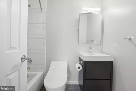Bath - 1433 Buena Vista Ave, Mclean, VA 22101 photo 3 of 4