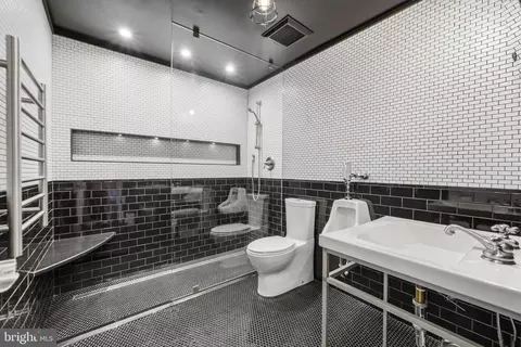 Bath - 1433 Buena Vista Ave, Mclean, VA 22101 photo 2 of 4