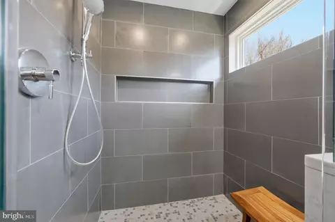 Bath - 1433 Buena Vista Ave, Mclean, VA 22101 photo 4 of 4