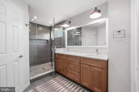 Bath - 1433 Buena Vista Ave, Mclean, VA 22101 photo 1 of 4