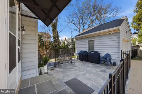 Exterior - 1433 Buena Vista Ave, Mclean, VA 22101 photo 5 of 7