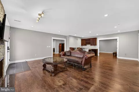 Living - 9222 Brian Dr, Vienna, VA 22180 photo 11 of 12