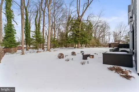 Exterior - 9222 Brian Dr, Vienna, VA 22180 photo 5 of 10